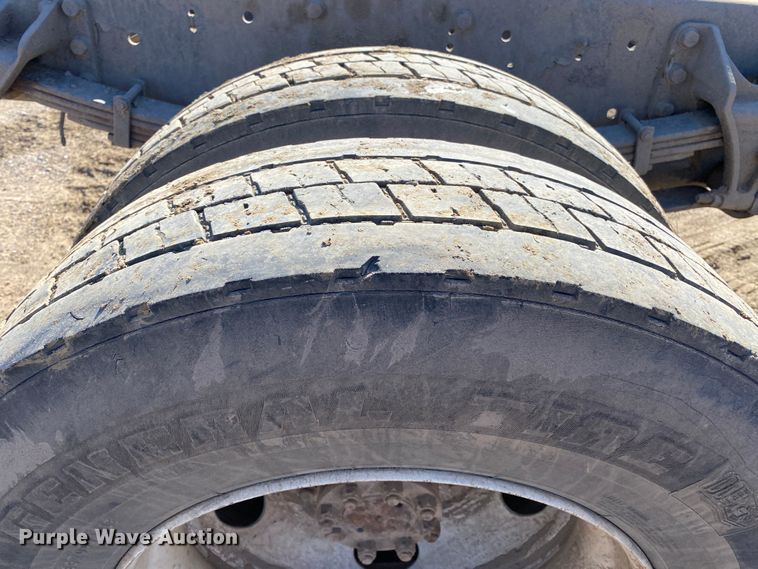 image for item DN8163 2004 International 4300  truck cab and chassis