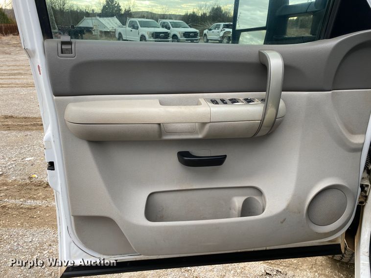 image for item DN8174 2009 GMC Sierra 3500HD  Ext. Cab utility bed pickup truck