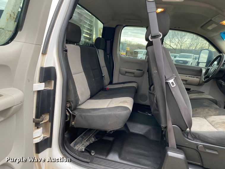 image for item DN8174 2009 GMC Sierra 3500HD  Ext. Cab utility bed pickup truck