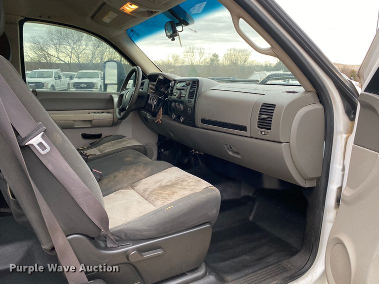 image for item DN8174 2009 GMC Sierra 3500HD  Ext. Cab utility bed pickup truck