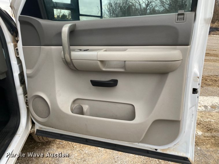 image for item DN8174 2009 GMC Sierra 3500HD  Ext. Cab utility bed pickup truck