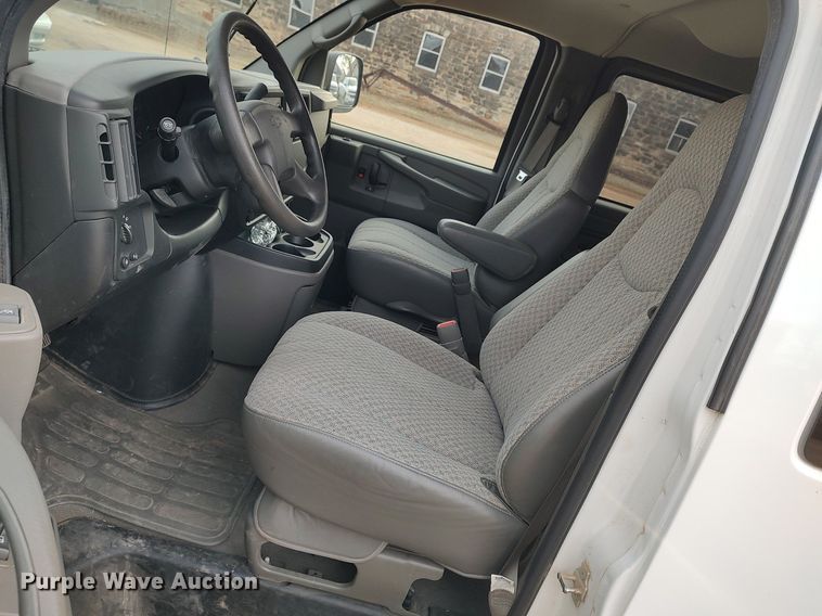 image for item DO3817 2004 Chevrolet Express 2500  van