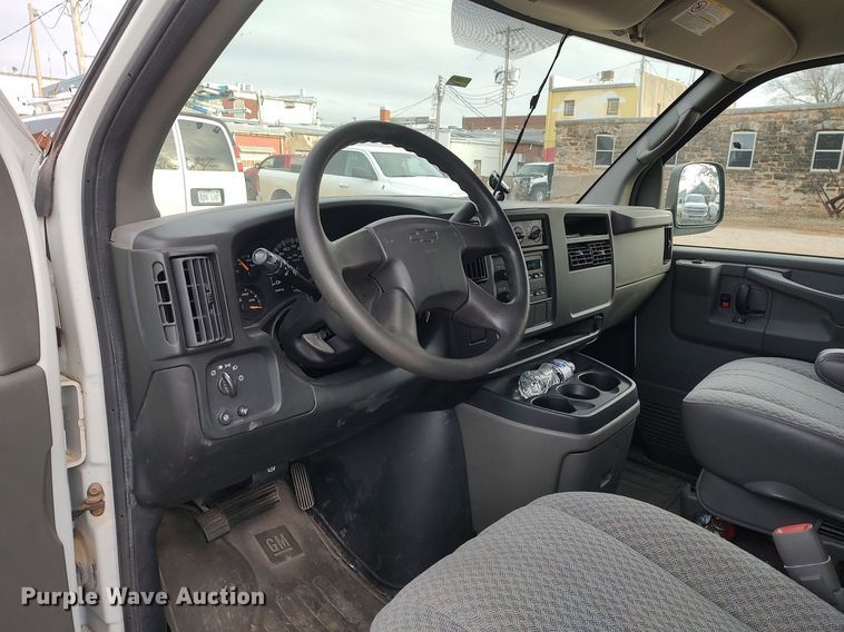 image for item DO3817 2004 Chevrolet Express 2500  van