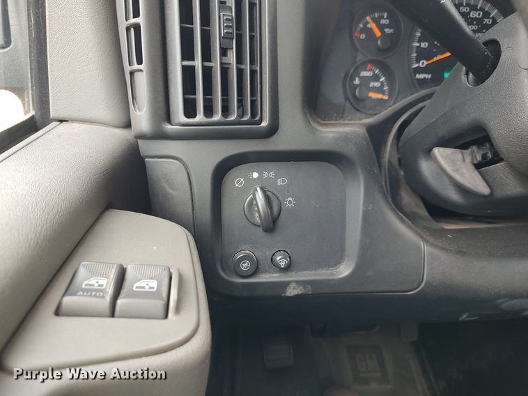 image for item DO3817 2004 Chevrolet Express 2500  van