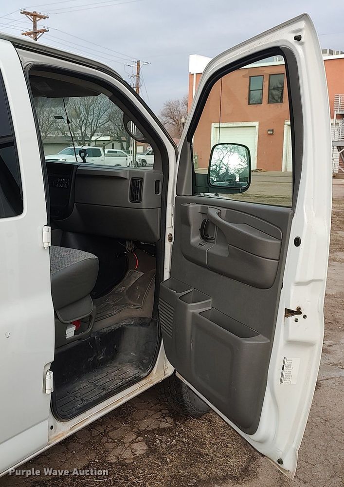 image for item DO3817 2004 Chevrolet Express 2500  van