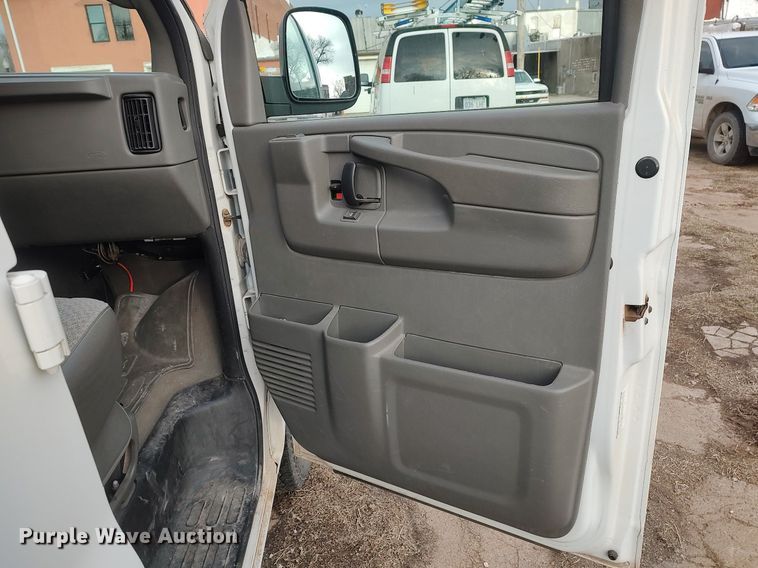 image for item DO3817 2004 Chevrolet Express 2500  van