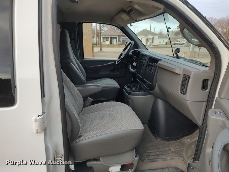 image for item DO3817 2004 Chevrolet Express 2500  van