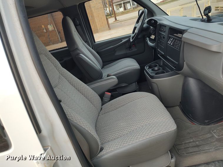 image for item DO3817 2004 Chevrolet Express 2500  van