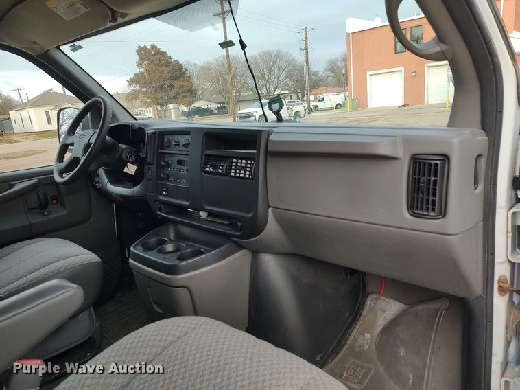image for item DO3817 2004 Chevrolet Express 2500  van