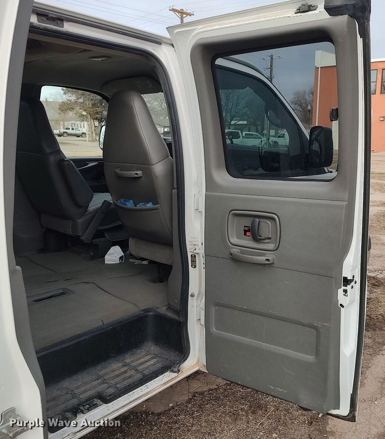 image for item DO3817 2004 Chevrolet Express 2500  van