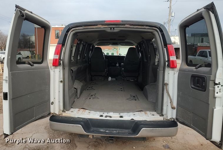 image for item DO3817 2004 Chevrolet Express 2500  van