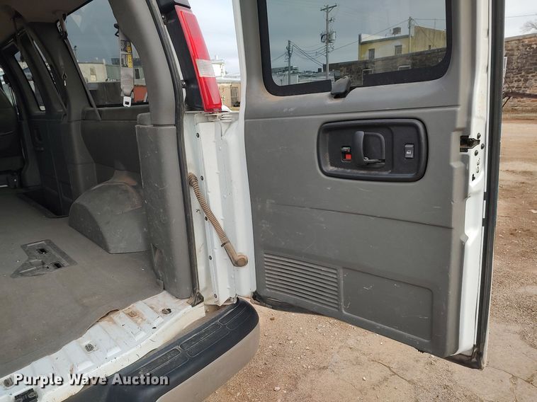 image for item DO3817 2004 Chevrolet Express 2500  van