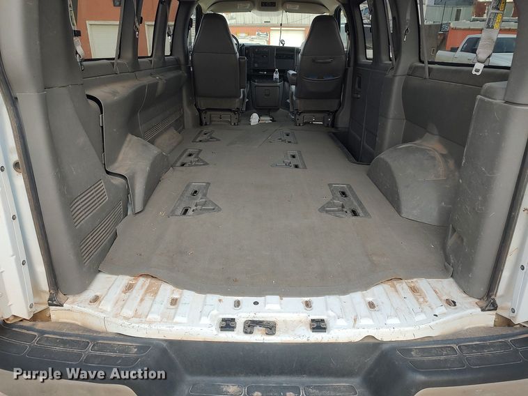 image for item DO3817 2004 Chevrolet Express 2500  van