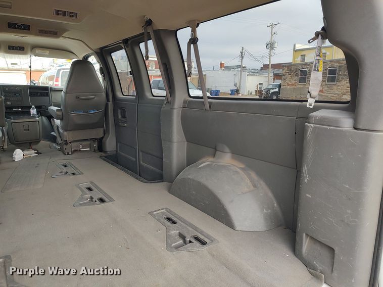 image for item DO3817 2004 Chevrolet Express 2500  van