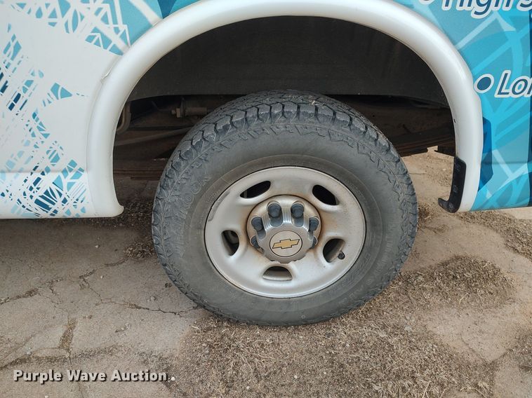 image for item DO3817 2004 Chevrolet Express 2500  van