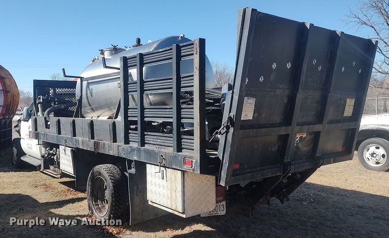 image for item DO3825 1999 Ford F550  flatbed truck