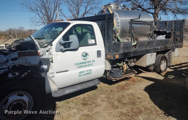 image for item DO3825 1999 Ford F550  flatbed truck