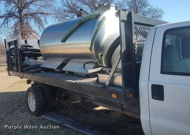 image for item DO3825 1999 Ford F550  flatbed truck