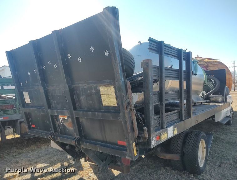 image for item DO3825 1999 Ford F550  flatbed truck