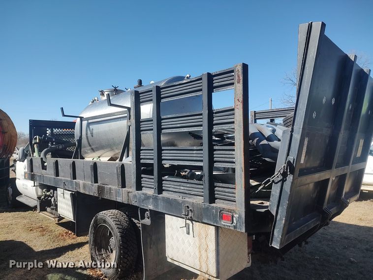 image for item DO3825 1999 Ford F550  flatbed truck