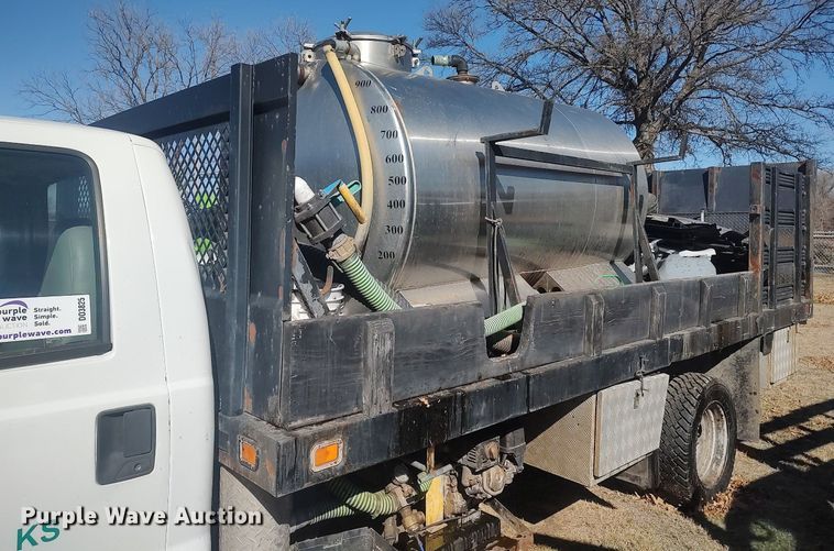 image for item DO3825 1999 Ford F550  flatbed truck