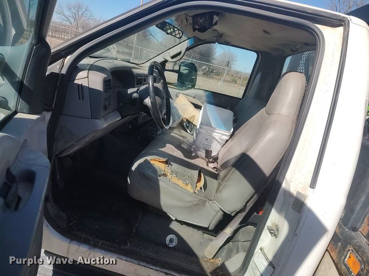 image for item DO3825 1999 Ford F550  flatbed truck