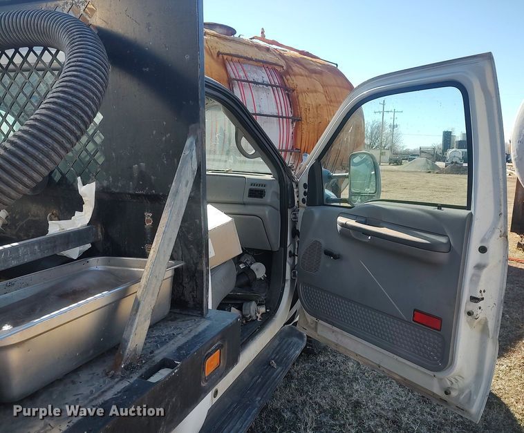 image for item DO3825 1999 Ford F550  flatbed truck