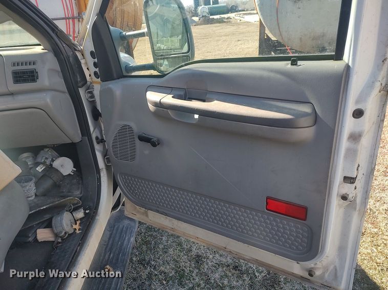 image for item DO3825 1999 Ford F550  flatbed truck