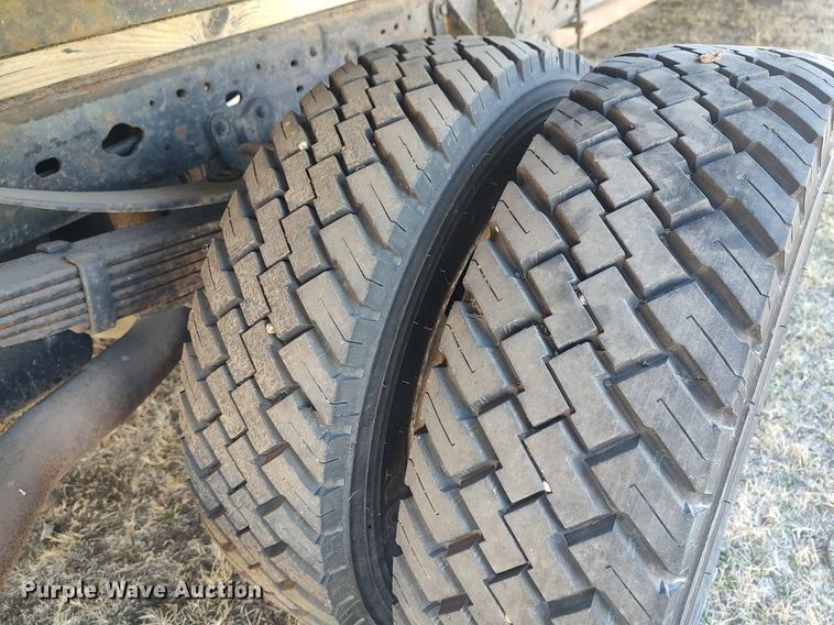 image for item DO3825 1999 Ford F550  flatbed truck