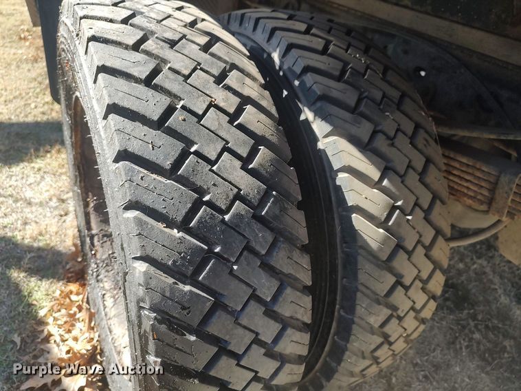 image for item DO3825 1999 Ford F550  flatbed truck