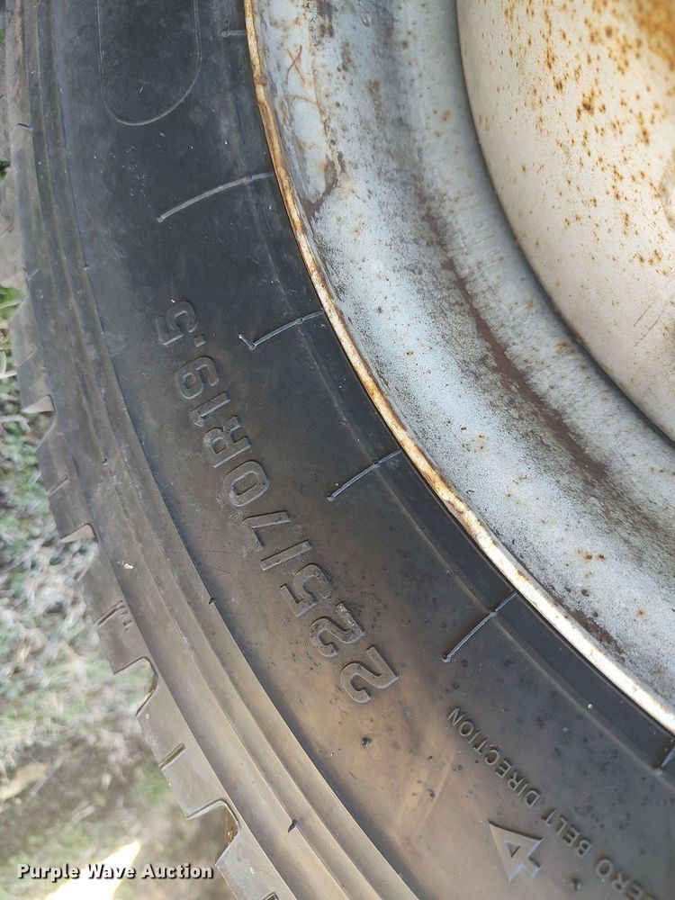 image for item DO3825 1999 Ford F550  flatbed truck