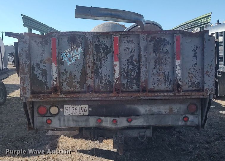 image for item DO3826 2001 Ford F550 Super Duty  flatbed truck