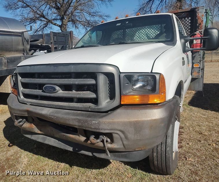 image for item DO3826 2001 Ford F550 Super Duty  flatbed truck
