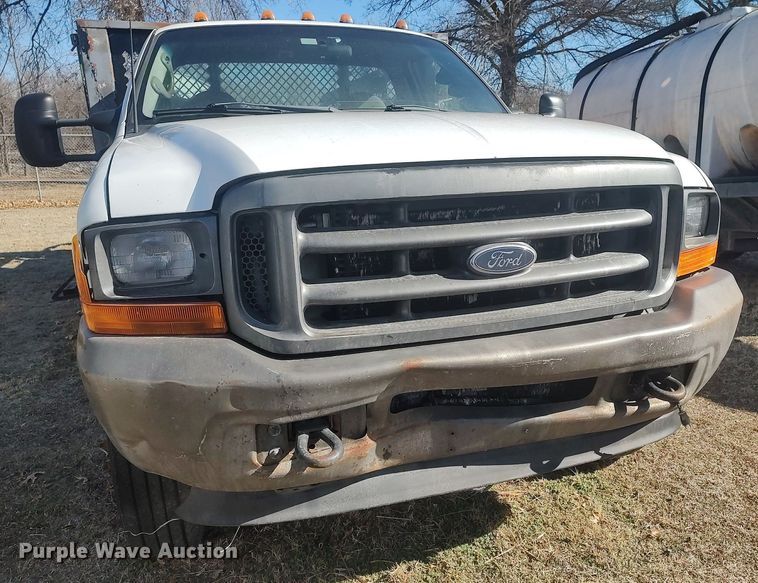 image for item DO3826 2001 Ford F550 Super Duty  flatbed truck