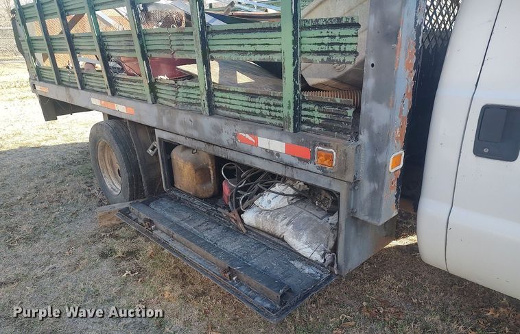 image for item DO3826 2001 Ford F550 Super Duty  flatbed truck