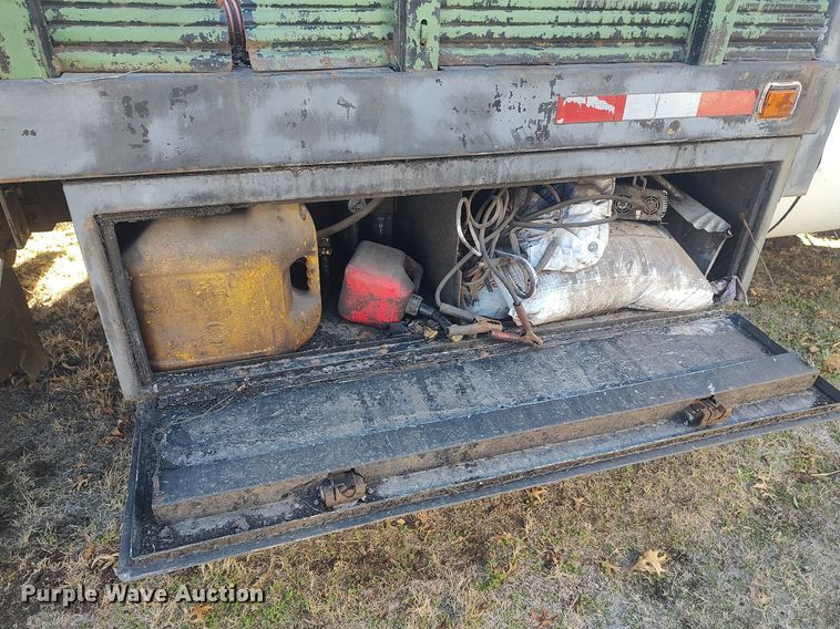 image for item DO3826 2001 Ford F550 Super Duty  flatbed truck