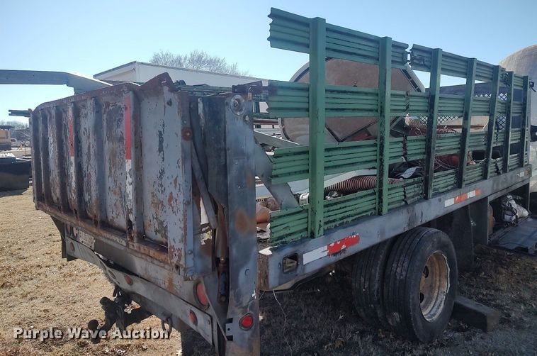 image for item DO3826 2001 Ford F550 Super Duty  flatbed truck