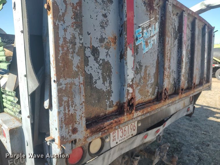 image for item DO3826 2001 Ford F550 Super Duty  flatbed truck