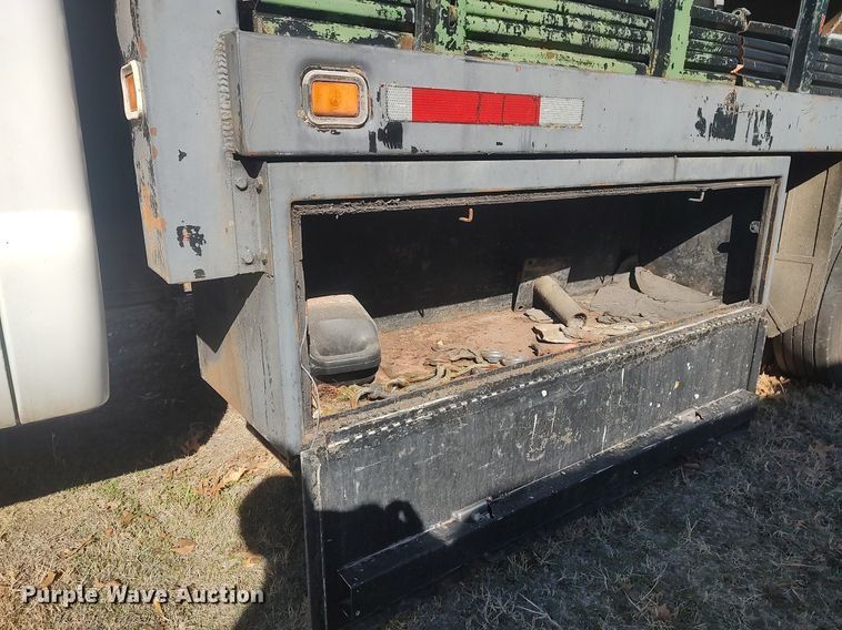 image for item DO3826 2001 Ford F550 Super Duty  flatbed truck