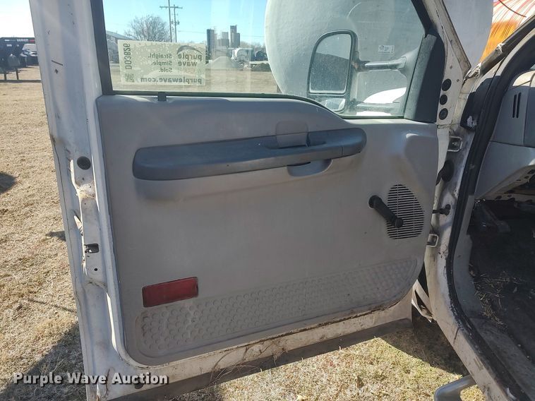 image for item DO3826 2001 Ford F550 Super Duty  flatbed truck