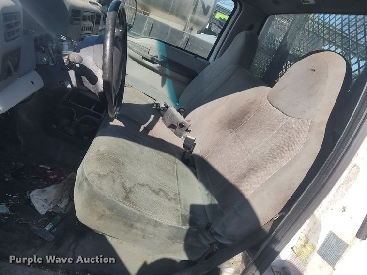 image for item DO3826 2001 Ford F550 Super Duty  flatbed truck