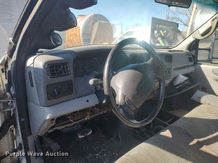 image for item DO3826 2001 Ford F550 Super Duty  flatbed truck