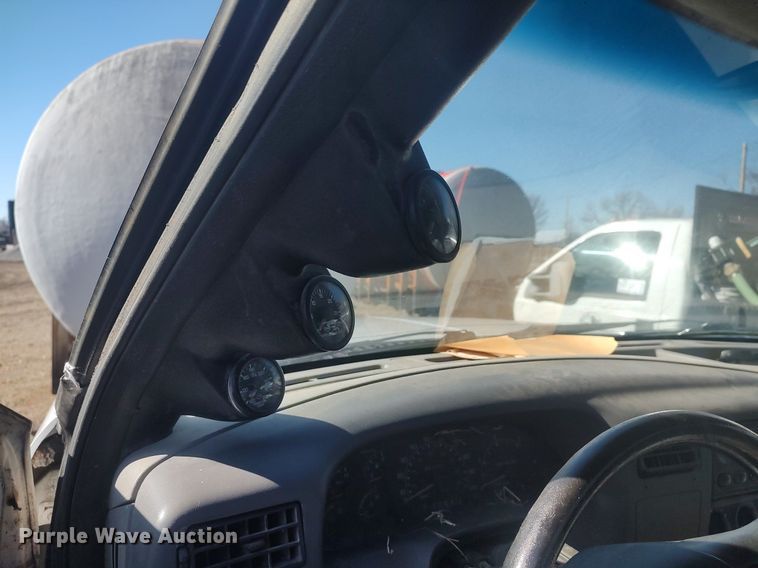 image for item DO3826 2001 Ford F550 Super Duty  flatbed truck