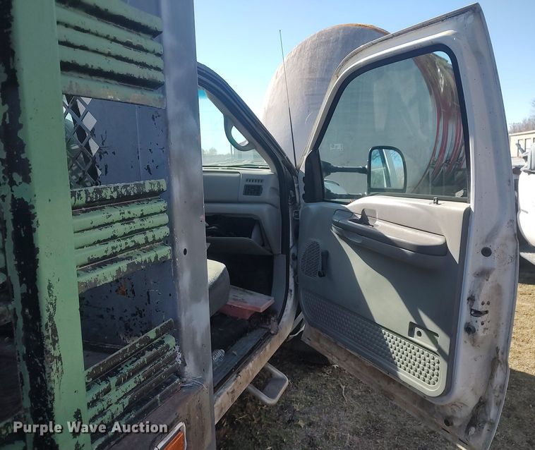 image for item DO3826 2001 Ford F550 Super Duty  flatbed truck