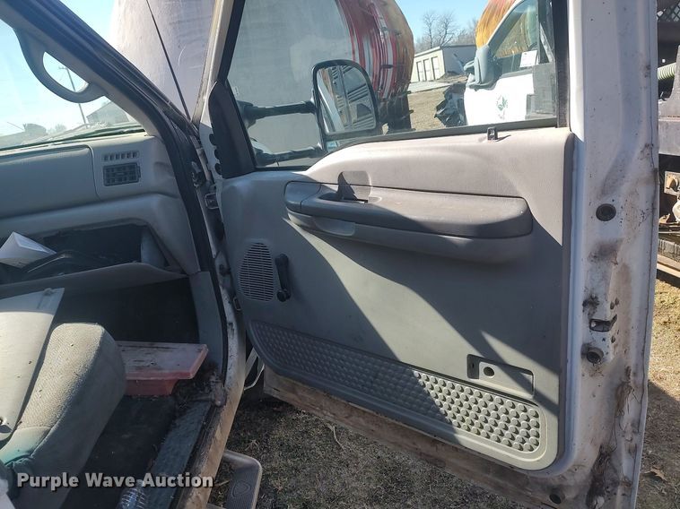 image for item DO3826 2001 Ford F550 Super Duty  flatbed truck