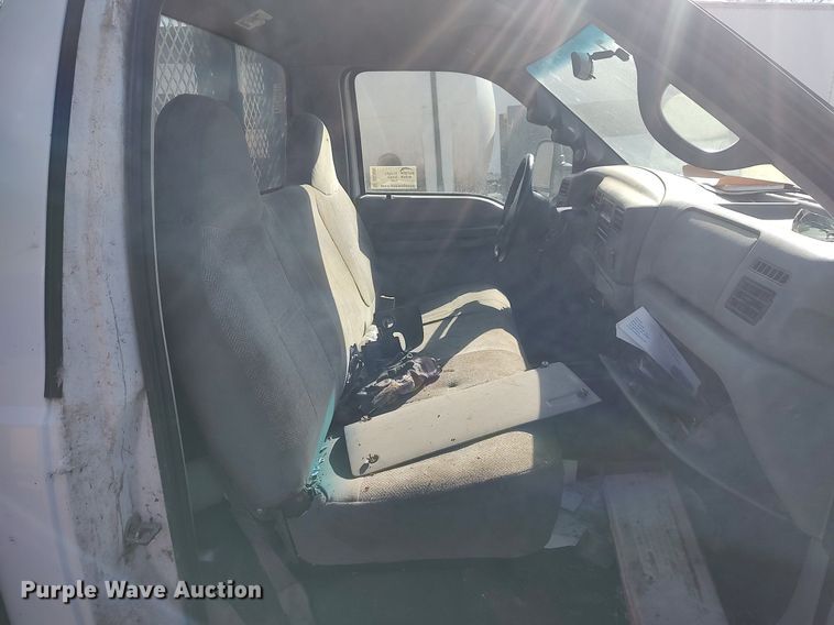 image for item DO3826 2001 Ford F550 Super Duty  flatbed truck