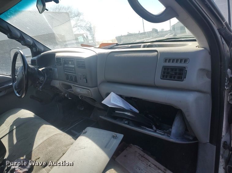 image for item DO3826 2001 Ford F550 Super Duty  flatbed truck