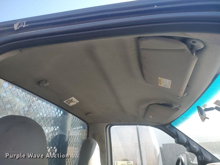 image for item DO3826 2001 Ford F550 Super Duty  flatbed truck