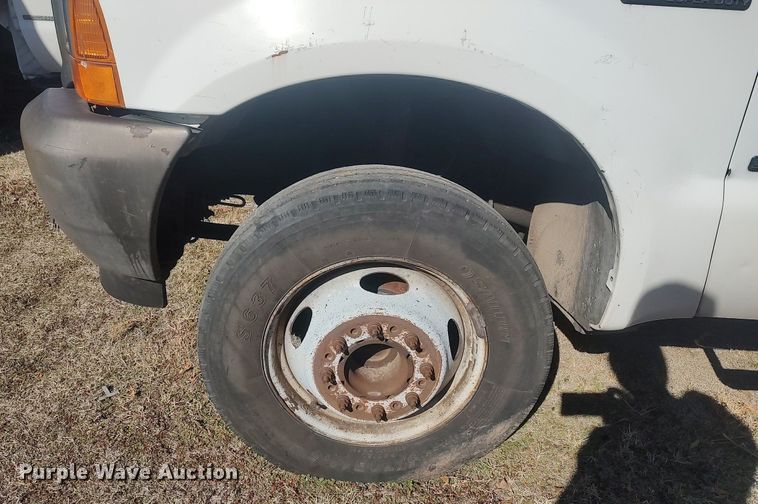 image for item DO3826 2001 Ford F550 Super Duty  flatbed truck