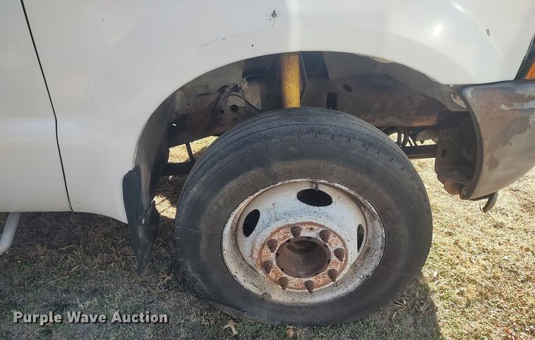 image for item DO3826 2001 Ford F550 Super Duty  flatbed truck